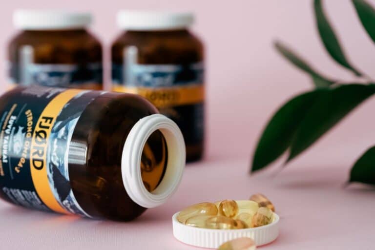 Cápsulas de omega-3 naturales y sintéticas