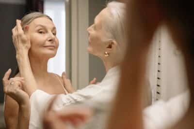 Cuidado facial en mujeres mayores