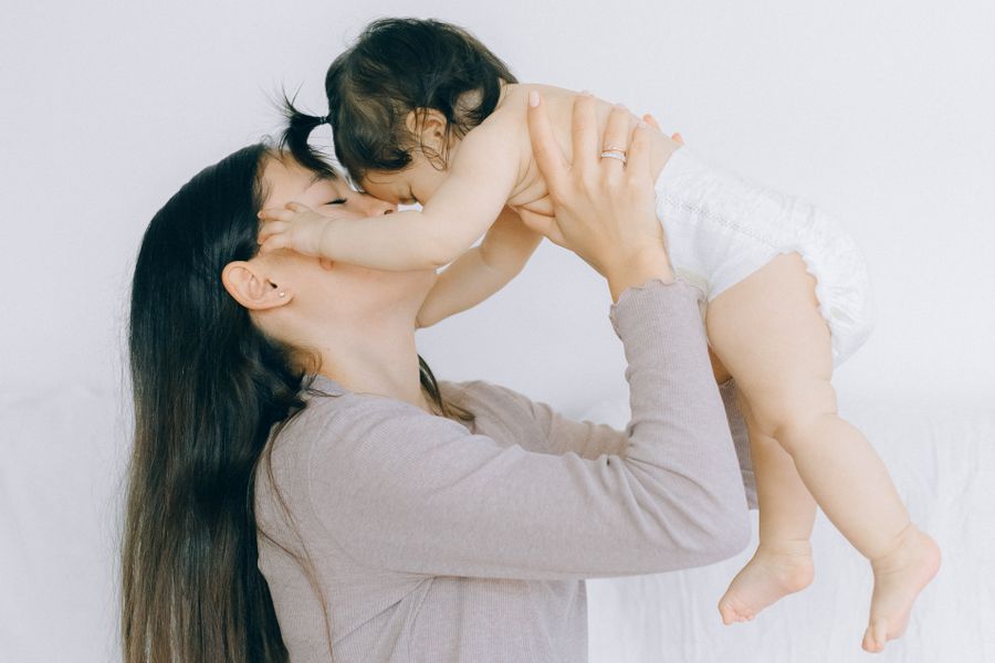 Madre y bebé con absorbentes desechables