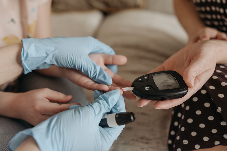 Medición de glucosa en sangre con glucómetro