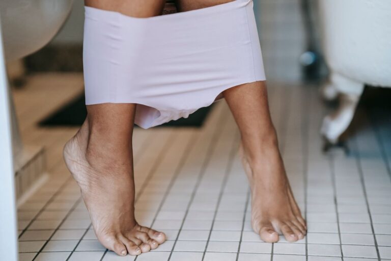 Mujer en baño con incontinencia urinaria