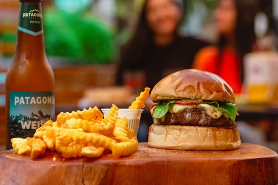porcion hamburguesa papas cerveza 1 1 Porción de hamburguesa con papas y cerveza