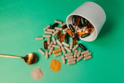 Suplementos de creatina en cápsulas y polvo