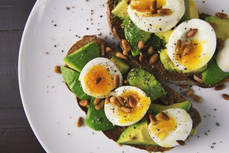 Tostada de aguacate con huevos y proteínas naturales