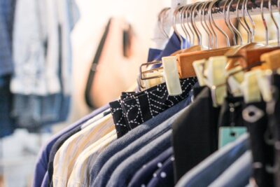 Variedades de perchas para ropa móvil
