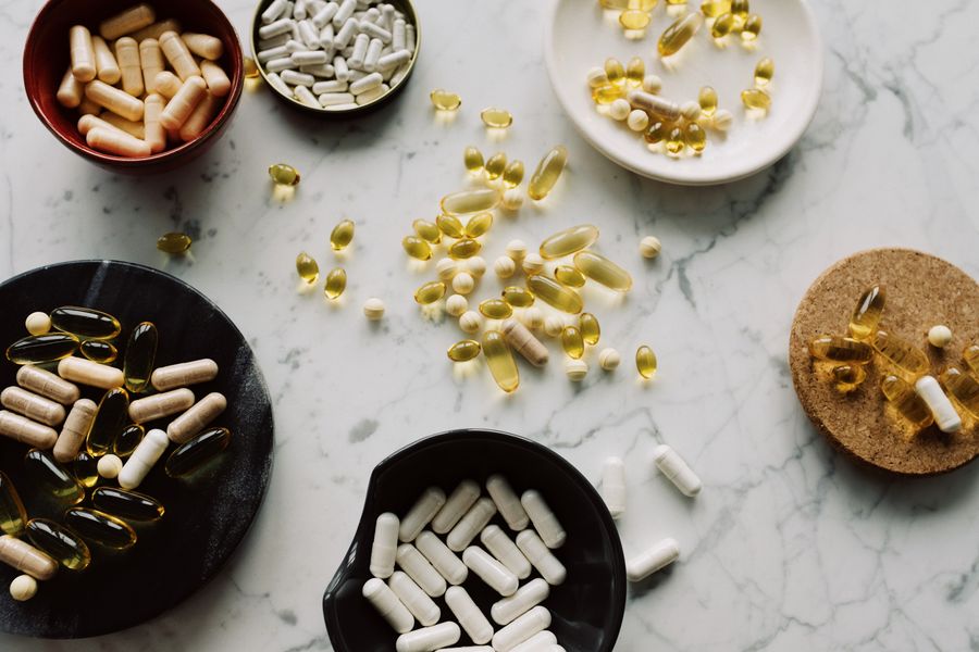 Vitaminas y suplementos nutricionales variados