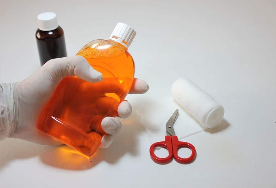 Botella antiséptica y gasas para heridas