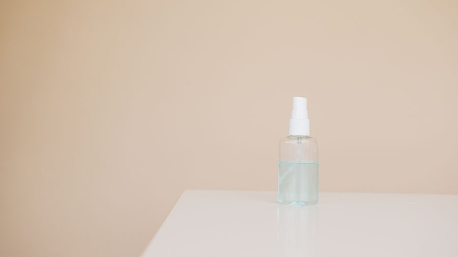 Botella pequeña de antiséptico para manos