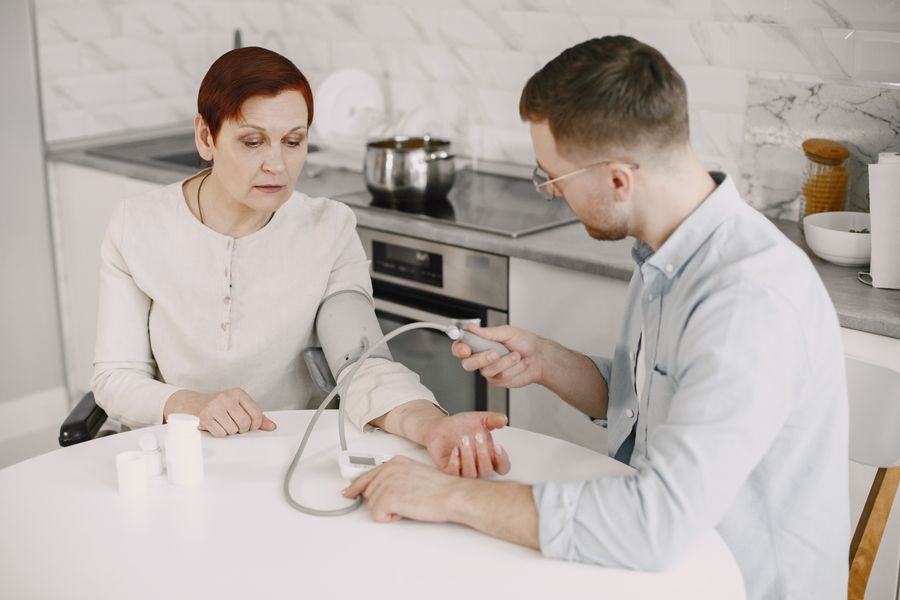 Medición de presión arterial en adultos mayores