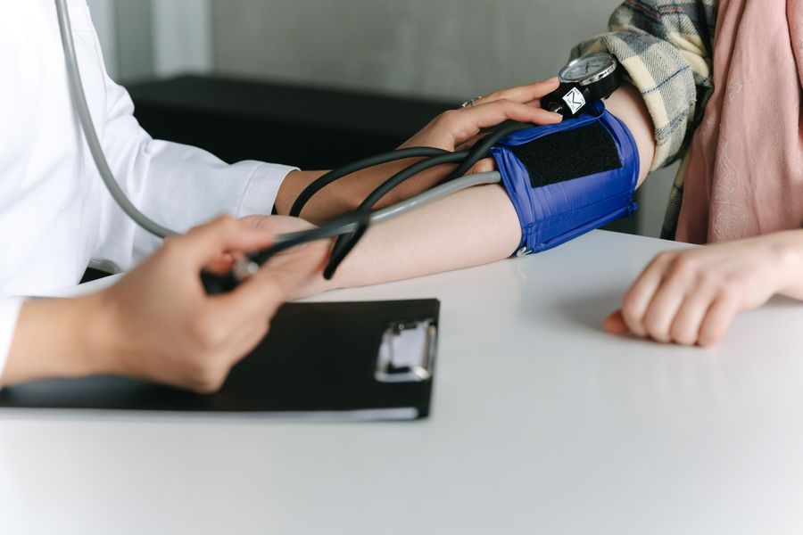 Medición de presión arterial clínica