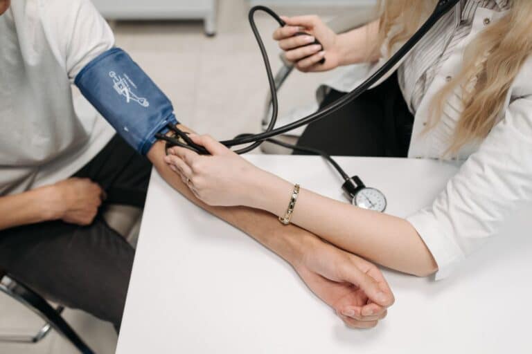 Medición de presión arterial en consulta médica