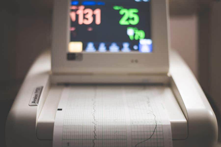 Monitor fetal electrónico con datos cardiacos