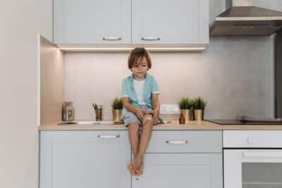Niño con rodilla vendada en casa