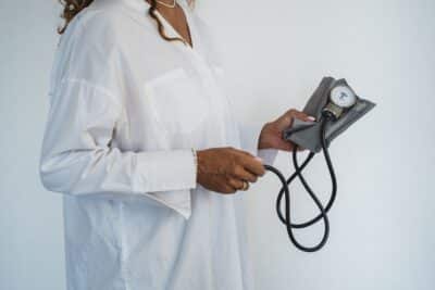 Profesional de salud con tensiómetro médico