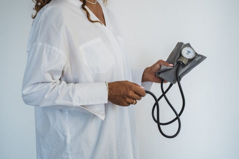 Profesional de salud con tensiómetro médico