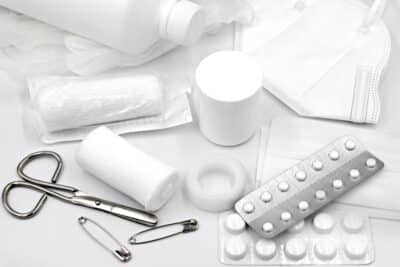 Suministros esenciales de botiquín de primeros auxilios
