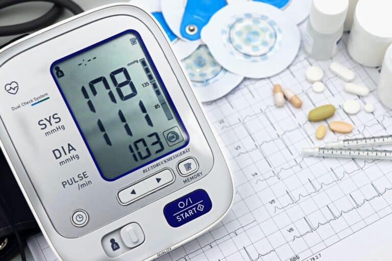 Tensiómetro digital con ECG y medicamentos