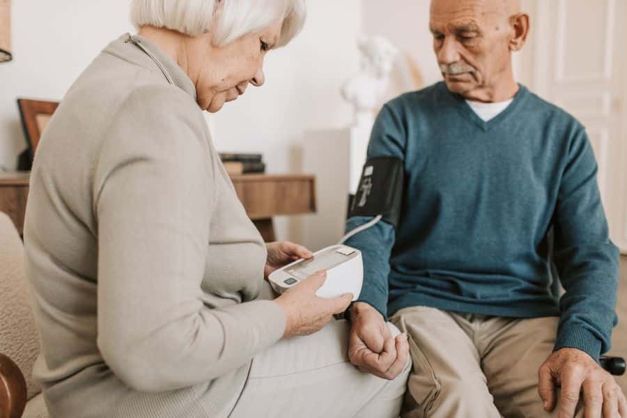 Uso correcto de tensiómetro para adultos mayores