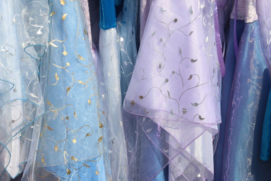 Vestidos pastel con patrones florales en moda