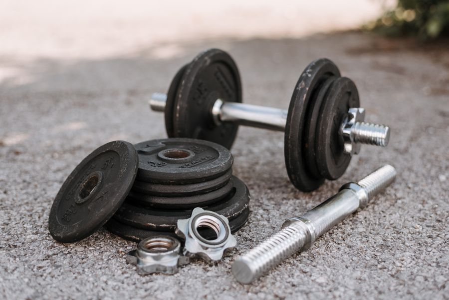 CL 26 1673 como elegir mancuernas entrenar fuerza en casa peso tipo mat detalle ¿Cómo elegir mancuernas según el rango de peso que necesitas?