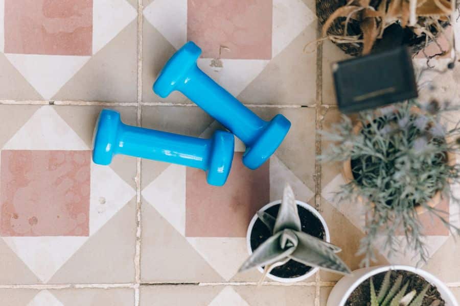 CL 26 1673 como elegir mancuernas entrenar fuerza en casa peso tipo mat referencia ¿Cómo elegir mancuernas fijas o ajustables?